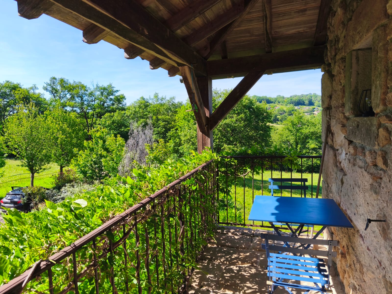 Balcon couvert avec vue dégagée sur la campagne