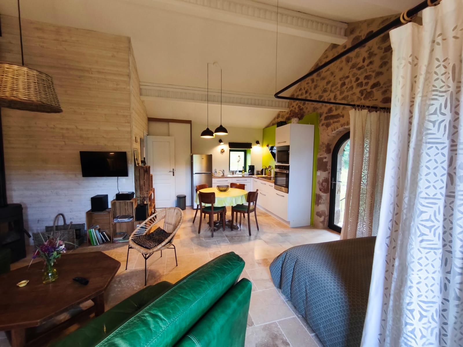 Espace de vie ouvert : coin nuit, salon et cuisine