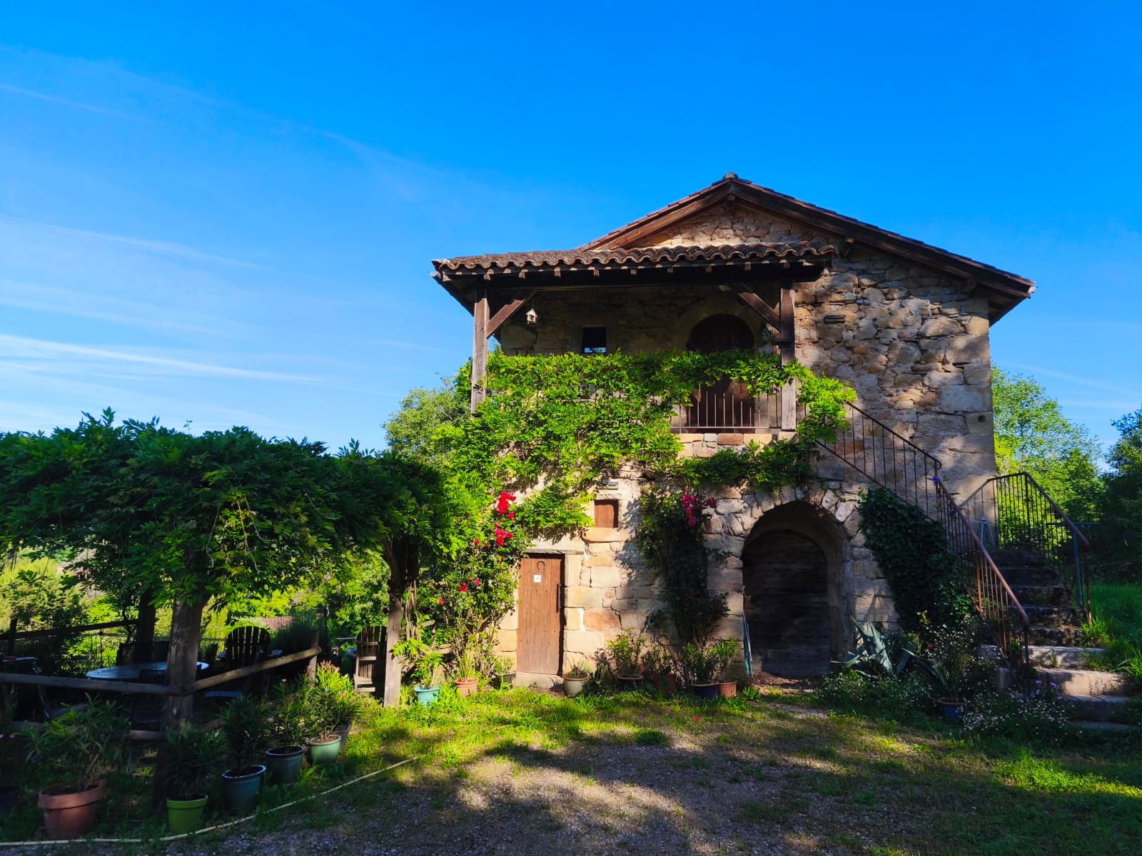 Façade en pierre de L'Ostalet, dominant la vallée à Roussilhe, Figeac