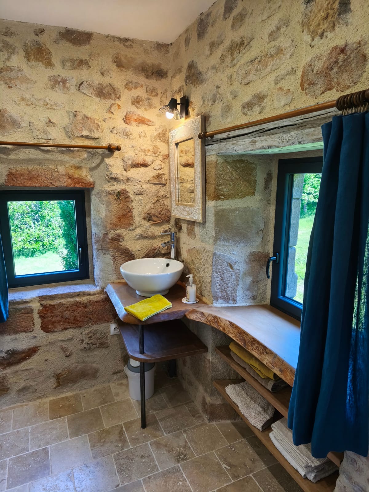 Vasque en pierre dans la salle de bain