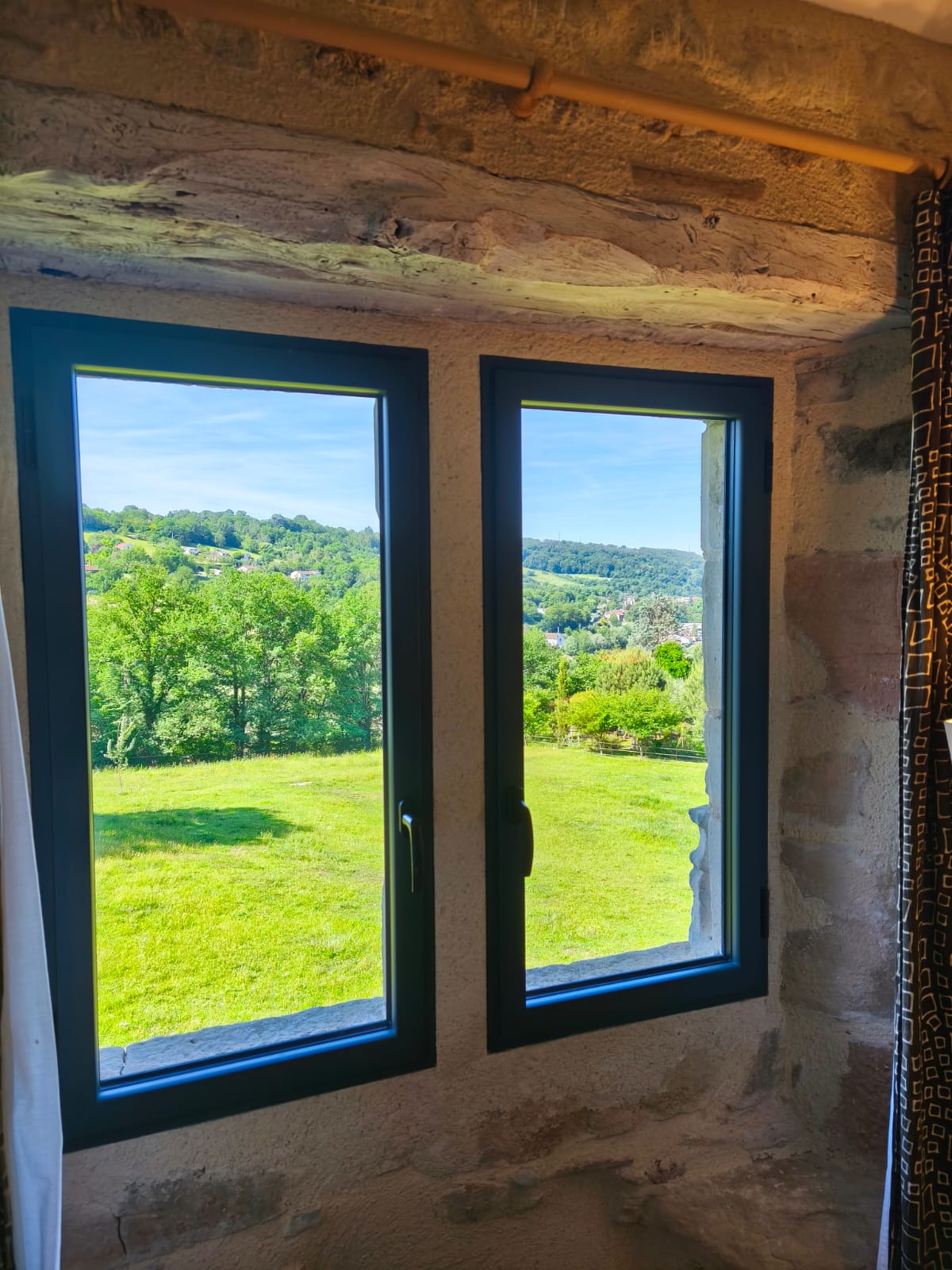 Vue depuis la fenêtre sur la vallée et les collines de Figeac